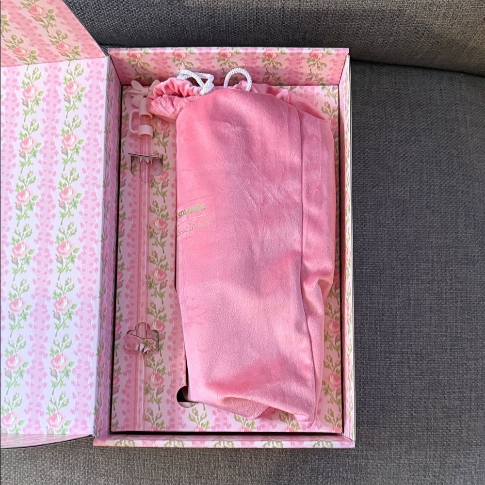 New in box LoveShackFancy x Stanley Pink Floral 40 ounce Stanley - Picture 4 of 4